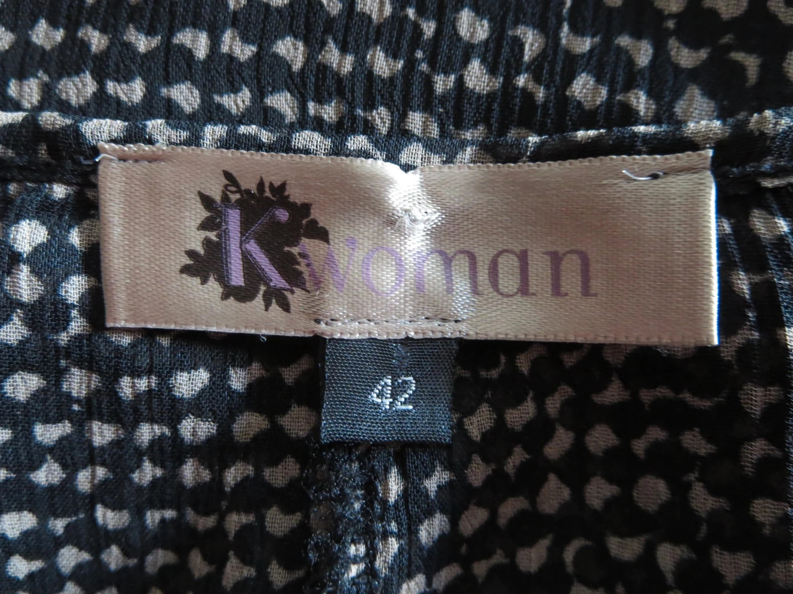 Robe bohème chic & graphique K Woman – Imprimé délicat, détails lacés et volants T. 42 – photo 2